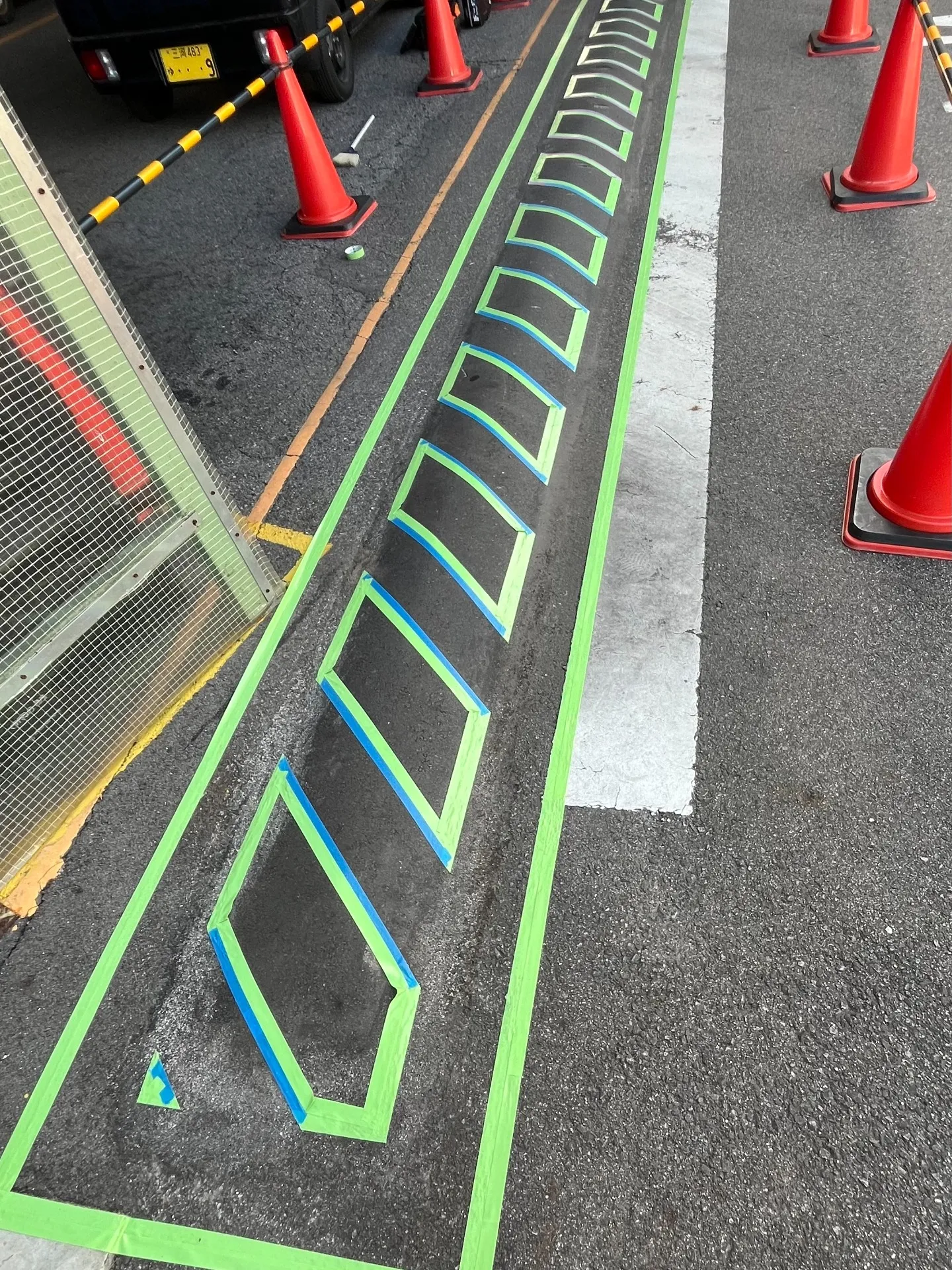 西尾市の工場でアスファルトを黄色?オレンジでライン塗装